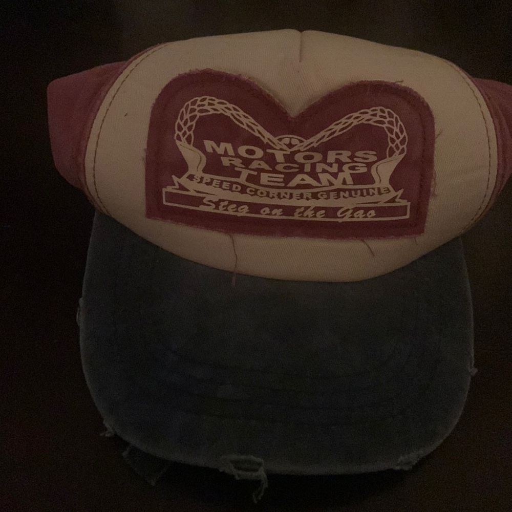 Selling a hat new condition any questions ask